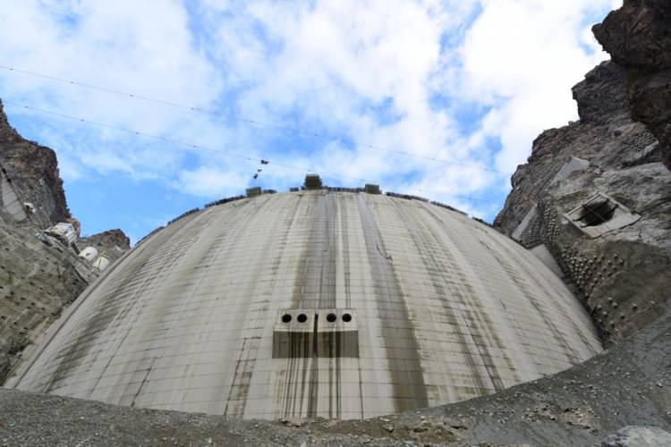 <p>Yusufeli Barajı çift eğrilikli ince kemer baraj tipi kategorisinde dünyanın 3'üncü en yüksek barajı olacak. Barajın yapımı tamamlandığında 558 megavat kurulu güce sahip hidroelektrik santrali ile 2,5 milyon kişinin elektrik ihtiyacı karşılanacak.</p>
<p> </p>