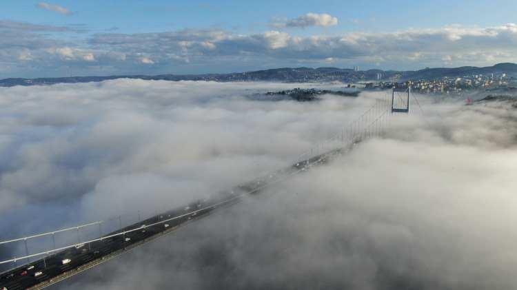 <p>Yoğun sis nedeniyle İstanbul Boğazı transit gemi ge&ccedil;işine kapatılırken, Fatih Sultan Mehmet K&ouml;pr&uuml;s&uuml; ile 15 Temmuz Şehitler K&ouml;pr&uuml;s&uuml; zaman zaman sisin i&ccedil;inde kayboldu.&nbsp;</p>
