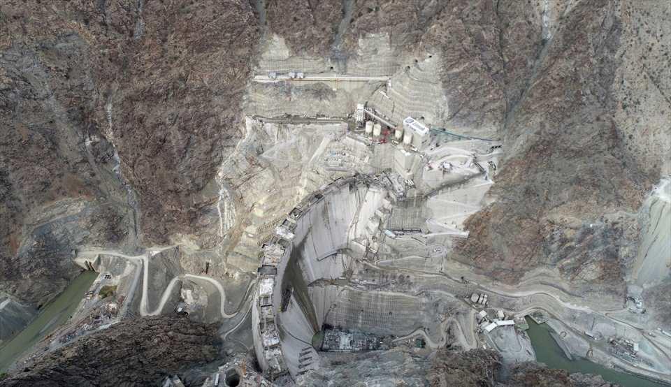 <p>Toplam kurulu gücü 558 megavat, yıllık enerji üretimi 1 milyar 888 milyon kilovatsaat olacak Yusufeli Barajı ve HES'in milli ekonomiye yıllık 1,5 milyar lira katkı sağlaması bekleniyor.</p>
<p> </p>