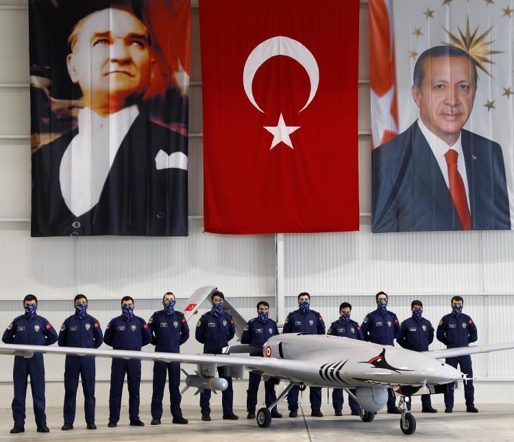 <p>Doğu ve Güneydoğu başta olmak üzere Türkiye'nin dört bir tarafında kullanılan hava araçlarının iniş ve kalkış yapacağı Erzurum'daki üs aktif hale getirildi. </p>