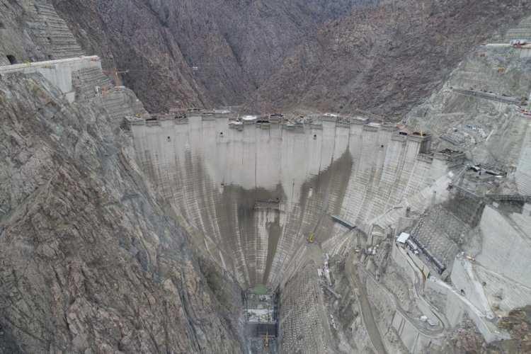 <p>Gövde yüksekliği 100 katlı gökdelene eş değer olacak Yusufeli Barajı'nda, Artvin'den Edirne'ye 13 metre platform genişliğinde beton yol veya 120 metrekarelik 60 bin konutun inşa edilebileceği 4 milyon metreküp beton kullanılacak. </p>
