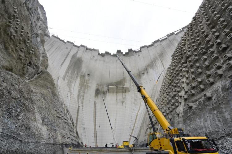 <p>Yerin altında 110 metre uzunluğunda, 30 metre genişliğinde ve 50 metre derinliğinde yapılan santral binasının beton imalatında sona gelindi. Türkiye’nin öz kaynakları ile tamamı Türk mühendisler tarafından inşa edilen baraj projesinde, 254 metre gövde yüksekliğine ulaşıldı. 2021 yılında devreye girmesi planlanan projede gövdenin tamamlanmasına 21 metre kaldı.</p>
<p> </p>