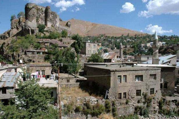 <p>BİTLİS<br />
<br />
348.115 kişi.</p>