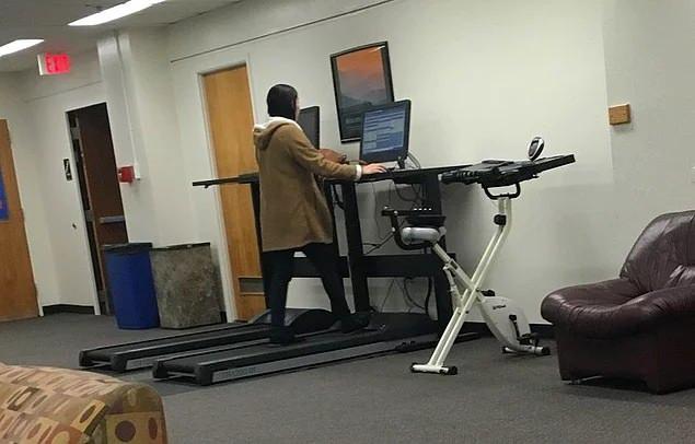 <p>Bir üniversitenin kütüphanesinde öğrencilerin aynı anda hem spor hem de çalışma yapmasını sağlayan bilgisayarlı bir koşu bandı var.</p>
