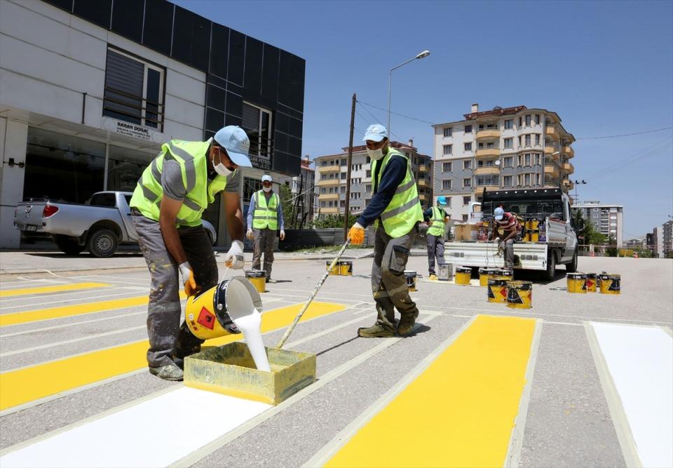 <p>Van Gölü kıyısındaki Mollakasım Mahallesi'nde turizmin imar planı hazırladıklarını ve çalışmanın tamamlanmasıyla kentte önemli tesislerinin inşa edileceğini vurgulayan Bilmez, konaklama anlamındaki sıkıntıların çözülmesi için bu tür çalışmaların değerli olduğunu ifade etti.</p>

<p> </p>
