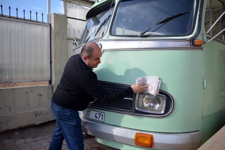 <p>Kayseri'de iş insanı Ahmet Doğan Çelebi, babası Doğan Çelebi'nin Erzurum'dan satın aldığı 1955 model otobüse gözü gibi bakıyor. </p>
