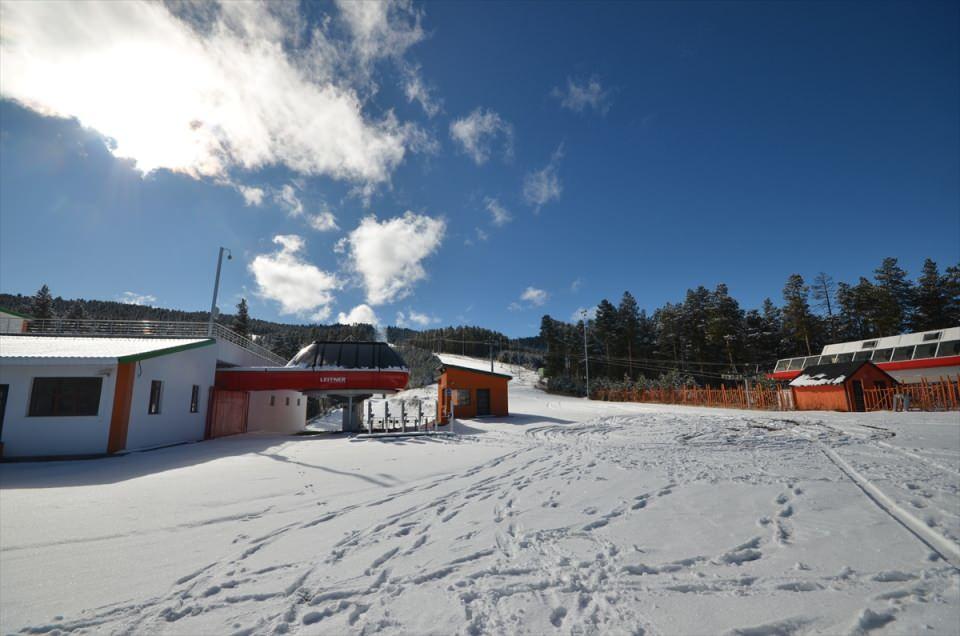 <p>Kars'ın Sarıkamış ilçesinde etkili olan kar yağışı güzel manzaralar oluşturdu. </p>

<p> </p>
