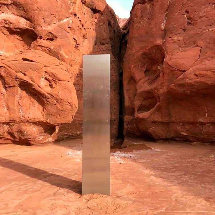 <p>Bununla birlikte, adeta, "2001: A Space Odyssey" filminden fırlamış gibi görünen yapının kim tarafından ne zaman çöle yerleştirildiğine ilşkin araştırmalar sürerken, Utah Eyalet Arazisi Bürosu (BLM)  gizemli nesnenin ortadan kaybolduğunu açıkladı.<br />
<br />
Yapılan açıklamada, “Yasadışı şekilde yerleştirilen ve ‘monolit’ diye hitap edilen yapının yerinden götürüdüğüne dair güvenilir kaynaklardan bilgi edindik. Yapı uluslararası ve ulusal düzeyde ilgi gördü ve bir kişinin veya bir grubun 27 Kasım akşamı metal bloğu kaldırdığına dair raporlar aldık. Özel mülk olarak kabul edilen yapı, tarafımızca kaldırılmamıştır” denildi.</p>
