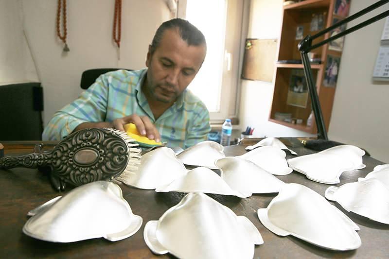 <p>Haziran ayında açtığı dükkanında maske için kalıp çalışmalarına başlayan Demirci, uzun çabaları sonucu kalıbını çıkardığı altın ve gümüş maskelerin üretimine geçti. </p>