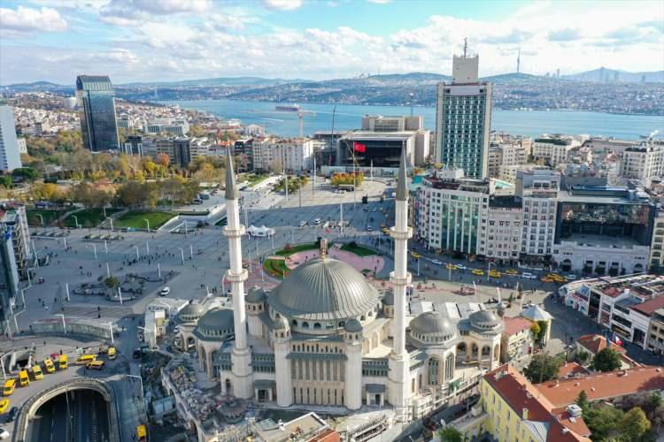 <p>Mimarlar Şefik Birkiye ile Selim Dalaman imzasını taşıyan ve temeli 17 Şubat 2017'de atılan yaklaşık 2 bin 482 metrekare arsa alanına ve 16 bin 220 metrekare inşaat alanına sahip caminin yapımı s&uuml;r&uuml;yor.</p>
