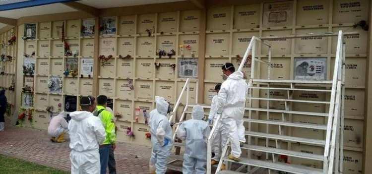 <p>Ekvador Savcılığı, Kovid-19 salgınının en kritik günlerinde hayatını kaybedenlerin kimliklerinin tespit edilmesi için çalışmalara başladı. Guayaquil şehrinde konteynerlerde bulunan çok sayıda cesedin kimliklerinin belirlenmesi için korona virüs nedeniyle hayatını kaybedenlerin mezarları kazılmaya başlandı.</p>
