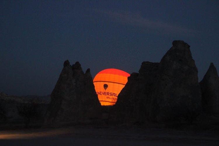 <p>'Güzel atlar diyarı' olarak bilinen Kapadokya'da sabahın ilk ışıkları ile beraber havalanan sıcak hava balonları, gökyüzünde kartpostallık fotoğraflar oluşturdu.<br />
 </p>
