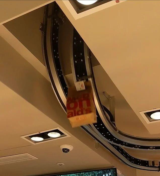 <p>Üst katında daha küçük bir tezgahı olan bu McDonald's üst kata yemek göndermek için konveyör bandı kullanıyor.</p>
