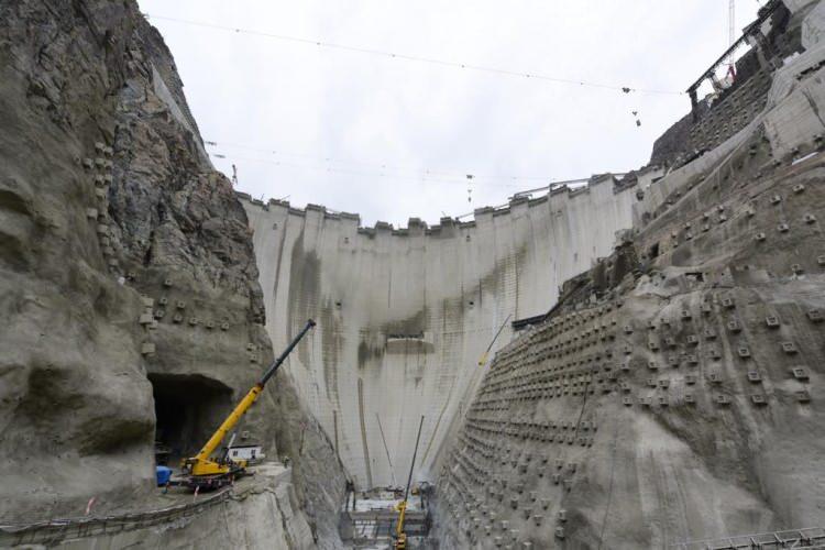 <p><strong>ARTVİN'DEN EDİRNE'YE YOL YAPILACAK KADAR BETON DÖKÜLECEK</strong></p>
<p>Baraj inşaatında, 440 metre temel kotundan başlanarak, 710 metre kotuna yükselecek olan 275 metrelik gövde inşa edilecek. </p>