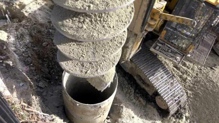 <p>Bölgede iş makineleri gün boyu çalışırken, mahalle sakinleri de çalışmaları ilgi ile izliyor. Bir mahalle sakini “20-25 yıl önce bu çalışma yapılsa bölgedeki birçok bina yıkılmayabilirdi. Güzel bir çalışma” dedi.</p>
<p> </p>