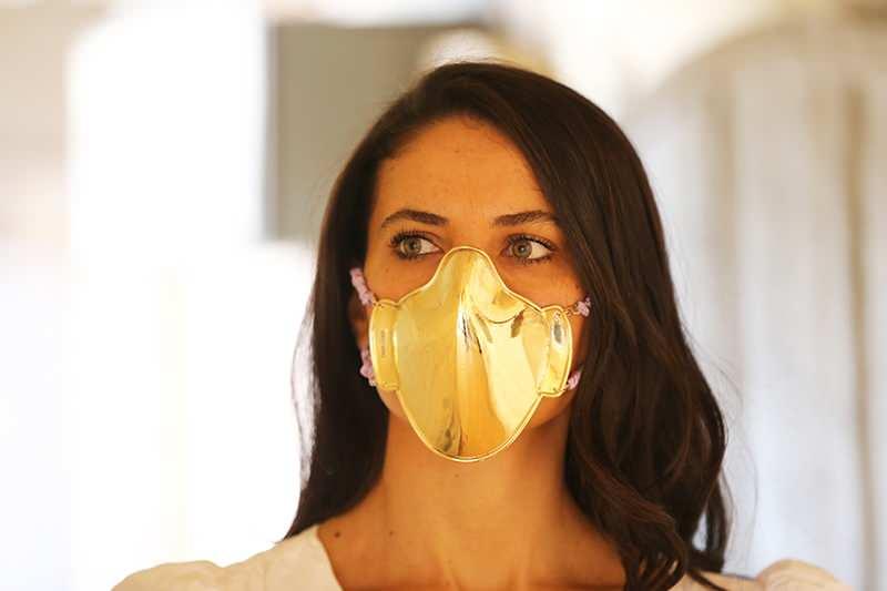 <p>Şu an 300'e yakın maske ürettiklerini ve üretim için gerekli insan gücünü de sağladıklarını belirten Demirci, "Hazır bir kadro da üretim için hazır. Tabii ki herkese yetecek kadar üretim yapamayız, gümüş değerli olduğu için. Haftalık üretimimiz 150-200 civarı olacak. Altın maske ise 25 gram geliyor. Onun da fiyatı 20 bin lira. Altının kendisi çok pahalı şu anda. Gramajı 465 lira civarı. İşçiliği de biraz daha uğraştırıyor bizi." bilgisini verdi.</p>