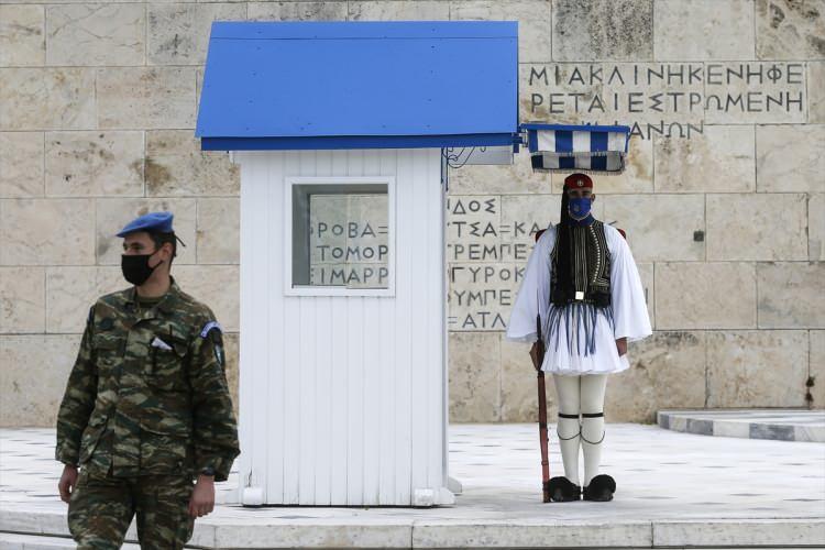 <p>Turistlerin en çok ziyaret ettiği başkent Atina'da Meçhul Asker Anıtı önünde nöbet tutan askerler de maske taktı.</p>
