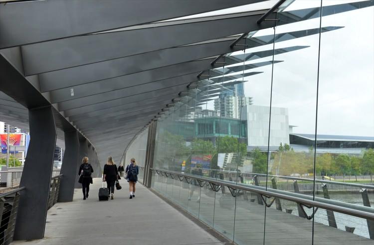 <p>Avustralya'da Kovid-19 nedeniyle ölen 907 kişiden 819'u virüsün merkezi haline gelen Victoria’nın başkenti Melbourne’da yaşamını yitirmiş, 53'ü Yeni Güney Galler'de, 13'ü Tazmanya'da, 9'u Batı Avustralya'da, 6'sı Queensland'da, 4'ü Güney Avustralya'da, 3'ü de Avustralya Başkent Bölgesi'nde hayatını kaybetmişti. </p>

<p> </p>
