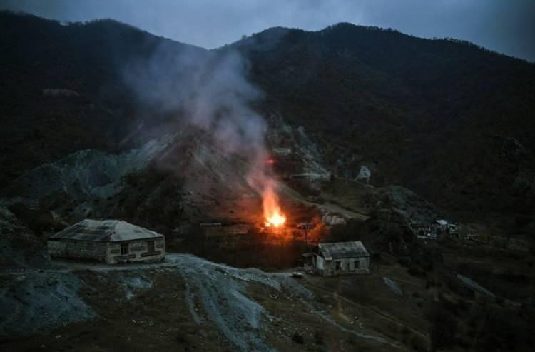 <p>Azerbaycan-Ermenistan çatışmasında Karabağ'da yanan bir ev</p>
