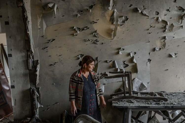 <p>Karabağ'daki çatışmada evi zarar gören bir kadın</p>
