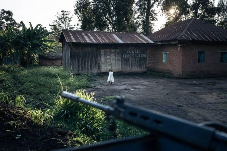 <p>Kongo'da Uruguay barış güçlerini selamlayan bir kız çocuğu</p>
