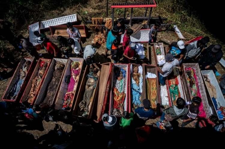<p>Endonezya'da ölülerin kıyafetlerini değiştirip temizleme geleneğinde bir araya gelen aile üyeleri</p>