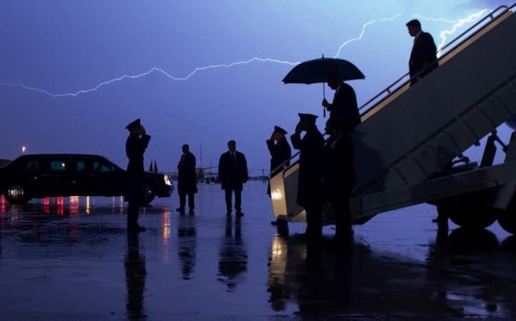<p>Donald Trump Air Force One hava aracından inerken</p>