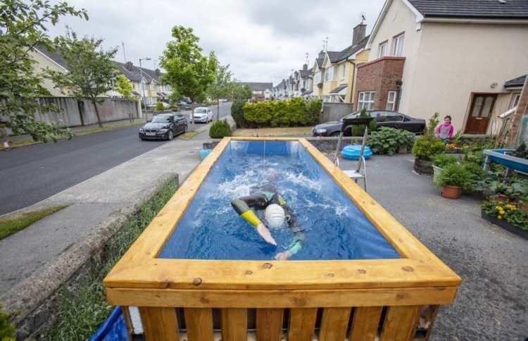 <p>İrlanda'da g&ouml;rme engelli y&uuml;z&uuml;c&uuml;, bah&ccedil;esindeki ev yapımı havuzda antrenman yaparken</p>
