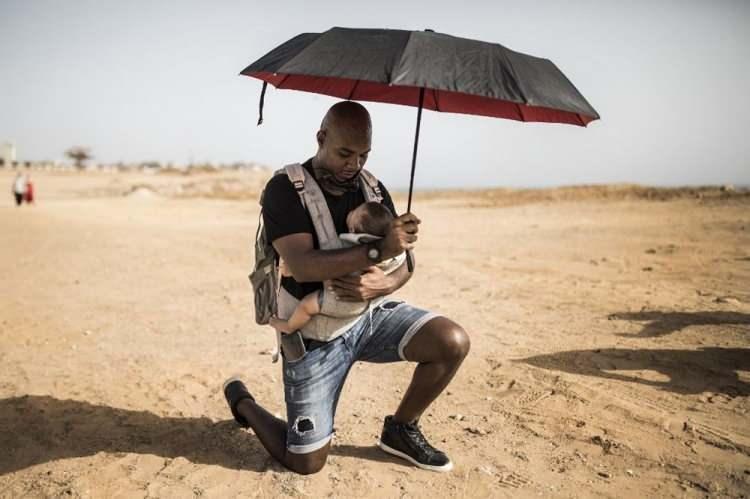 <p>Senegal'de Black Lives Matter protestosu ger&ccedil;ekleştiren bir baba</p>
