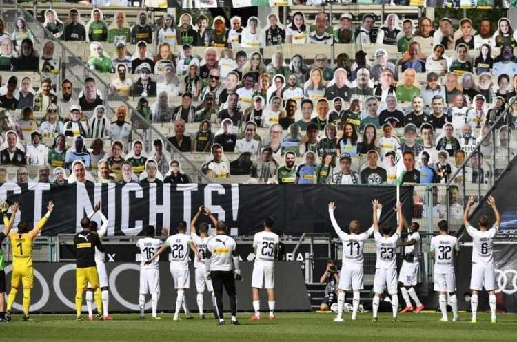 <p>Moenchengladbach futbolcuları kartondan taraftarlarının &ouml;n&uuml;nde galibiyetlerini kutlarken</p>
