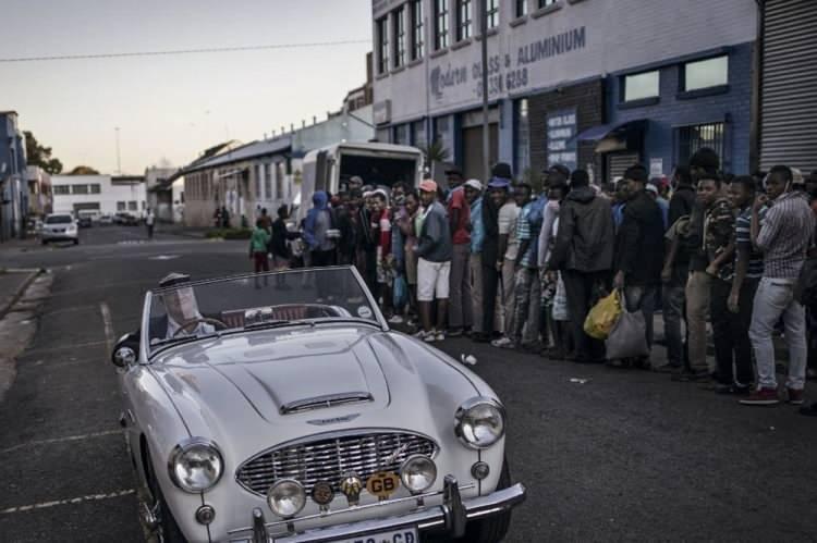 <p>Johannesburg'da yiyecek yardımı kuyruğu</p>
