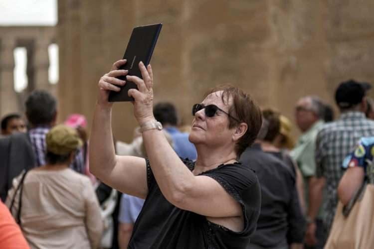 <p>Luksor Tapınağı'nda fotoğraf &ccedil;eken bir turist</p>
