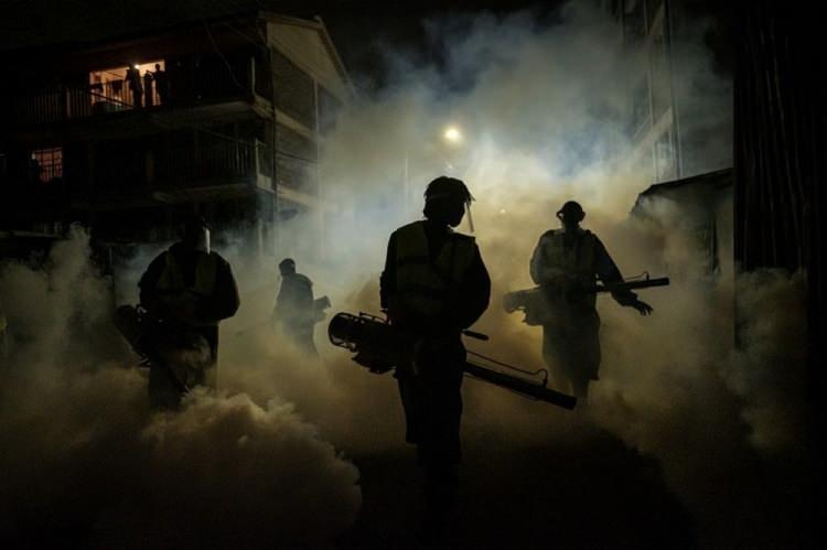 <p>Kenya'da vir&uuml;se karşı sokakları buharla dezenfekte eden g&ouml;n&uuml;ll&uuml;ler</p>
