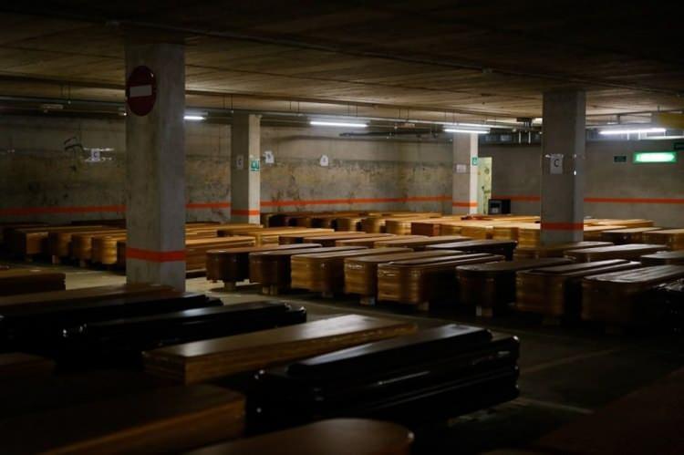 <p>İspanya'da tabutlardaki Covid-19 kurbanları</p>
