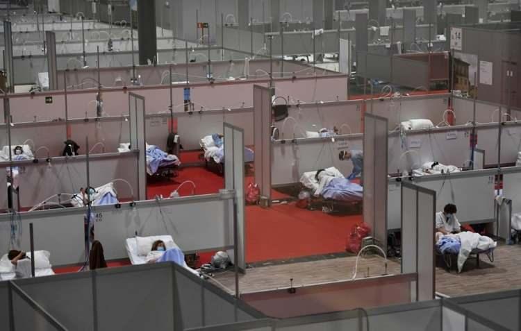 <p>Madrid'de bir kongre merkezinde kurulan ge&ccedil;ici salgın hastanesi</p>
