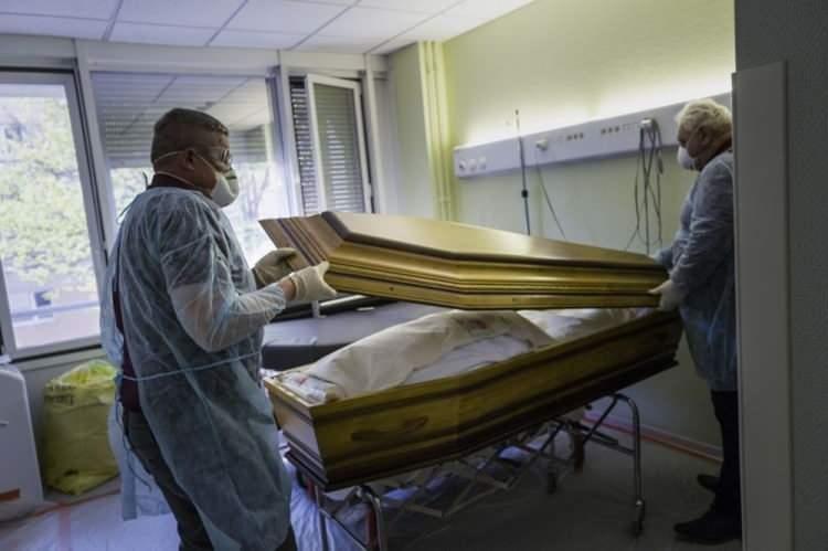 <p>Fransa'da cenaze hizmeti g&ouml;revlileri Covid-19 kurbanını hastaneden &ccedil;ıkarırken</p>
