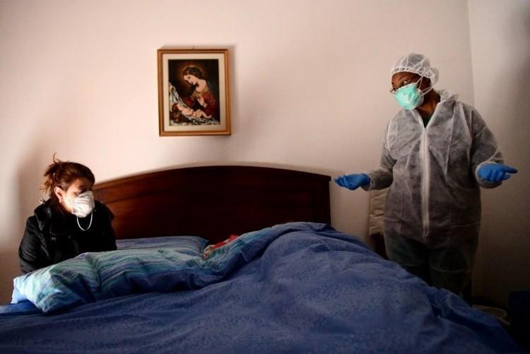 <p>İtalya'da sağlık &ccedil;alışanının ev ziyareti</p>
