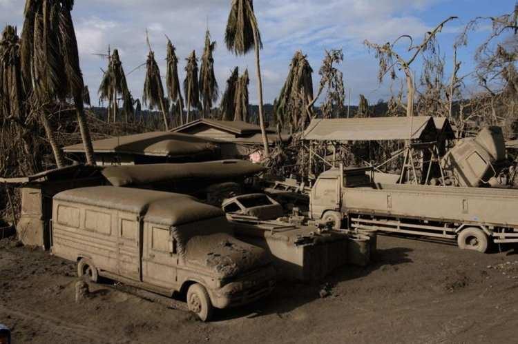 <p>Filipinler'de Taal volkanının patlamasının ardından k&uuml;ller</p>
