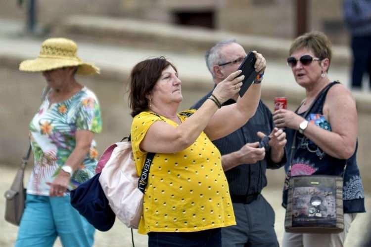 <p>Luksor Tapınağı ziyaret&ccedil;isi bir turist</p>
