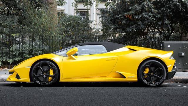 <p>Lamborghini'den yapılan açıklamada, kampanyanın "lüks spor arabalarla birlikte İtalyan bölgelerinin güzelliklerini yüceltme" amacı taşıdığı belirtildi.</p>