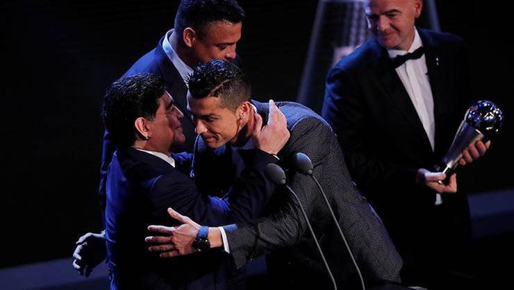 <p>Portekizli yıldız futbolcu Cristiano Ronaldo, Diego Armando Maradona'nın vefatı nedeniyle taziye mesajı yayımladı.<br />
<br />
Ronaldo'nun sosyal medya hesabında yer alan mesajda, "Bugün ben bir arkadaşıma, dünya da ebedi bir dehaya veda ediyor. Tüm zamanların en iyilerinden biri. Benzersiz bir sihirbaz. Çok erken ayrılıyor, ancak sınırları olmayan bir miras ve asla doldurulmayacak bir boşluk bırakıyor. Huzur içinde uyu, asla unutulmayacaksın." ifadeleri kullanıldı.</p>
