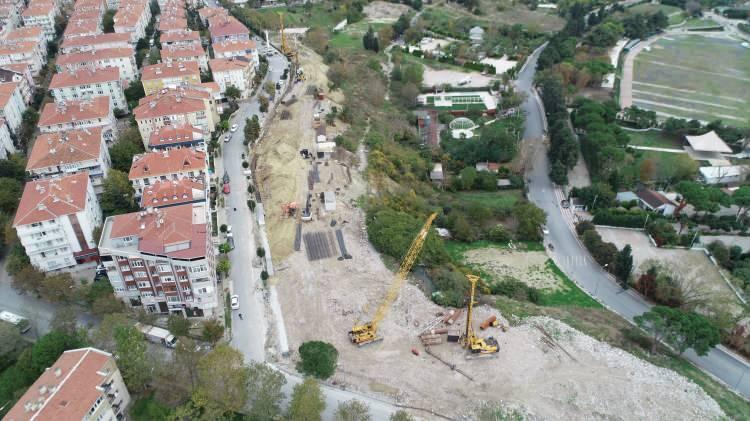 <p>Avcılar’daki Ambarlı Mahallesi’nde yıllardan bu yana görülen yer kayması sorununun çözümü için fore kazıklı önlem projesi uygulamaya konuldu. Bölgede yaklaşık 1 kilometre uzunluktaki 30'ar metre boyunda 736 beton kazık yer alacak.</p>