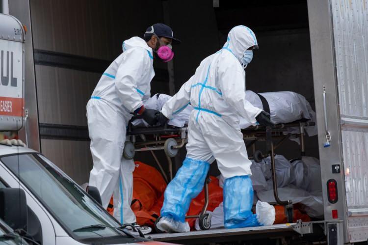 <p>Bununla birlikte sahip olduğu 12 milyonu aşkın vaka ve yaklaşık 300 bine ölümle pandeminin merkezi olan ABD’de salgıın bilançosu artmaya devam ediyor. New York Sağlık departmanı’na göre, 21 Kasım itibarıyla kentte 25 kişi Covid-19 ve bağlantılı hastalıklar nedeniyle öldü.</p>

