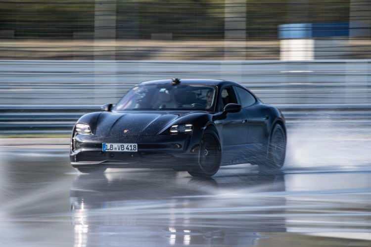 <p>Porsche Taycan, elektrikli bir araçla en uzun drift kategorisinde Guinness Rekorlar Kitabı’na girdi. Dünya rekoru, (PEC - Porsche Experience Center) Hockenheimring pistindeki Porsche Deneyim Merkezi’nde gerçekleşti. </p>
