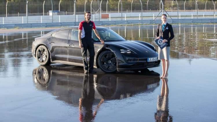 <p>Guinness’in bağımsız uzmanlar ve bir dizi teknik ekipmanla belgelediği rekor sürüşü öncesinde, yerel bir topoğraf tarafından, Porsche Deneyim Merkezi’nin 80 metre çapındaki alanında milimetrik hassasiyetle ölçümler gerçekleştirildi.</p>