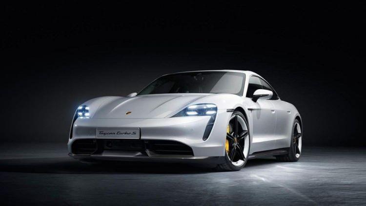 <p>Tamamen elektrikli ilk Porsche spor otomobil Taycan ile 2019 yılında yeni bir döneme adım atan ve elektromobilite alanındaki ürün yelpazesini sürekli olarak genişleten Porsche, dört kapılı sedan bir otomobilde sportifliği, performansı, bağlanabilirliği ve günlük kullanıma kusursuz uygunluğu sunuyor. Son teknoloji üretim yöntemleri ve Taycan kalitesi, sürdürülebilirlik ve dijitalleşme açısından da standartları belirliyor.</p>