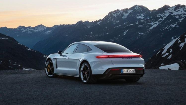 <p>Taycan’ın satışa sunulması ile Porsche Türkiye’nin tarihinde de yeni bir sayfa aralandığını söyleyen Porsche Türkiye Satış ve Pazarlama Müdürü Selim Eskinazi, Porsche AG’nin elektromobilite üzerine stratejisi paralelinde 2025 yılından itibaren teslim edilen Porsche modellerinin yüzde 50'den fazlasının elektrikli olacağını iletti.</p>