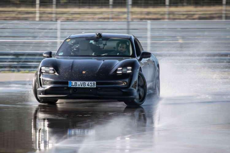 <p>Porsche’nin tamamen elektrikli ilk spor otomobili Taycan, 42 kilometre kesintisiz drift yaparak Guinness Rekorlar Kitabı’na girmeye hak kazandı.</p>
<p> </p>