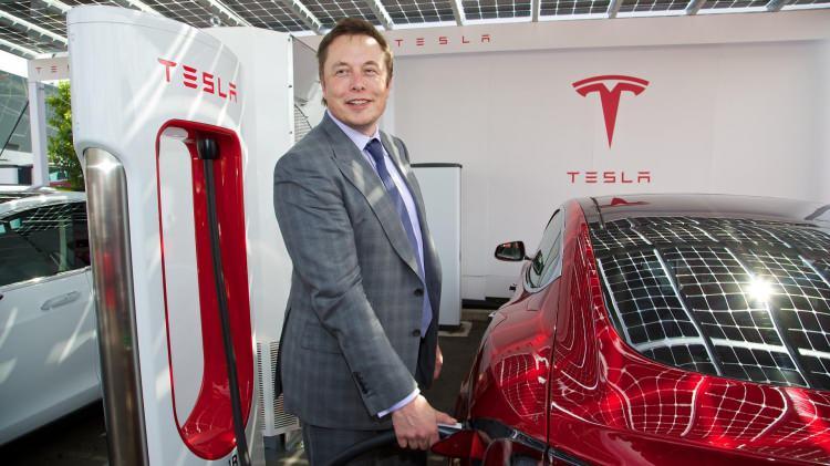 <p>Forbes dergisinin milyarderler listesinde ise Musk 110 milyar 500 milyon dolarla dördüncü sırada bulunuyor. Her iki liste de tahmini verilere dayanıyor.</p>