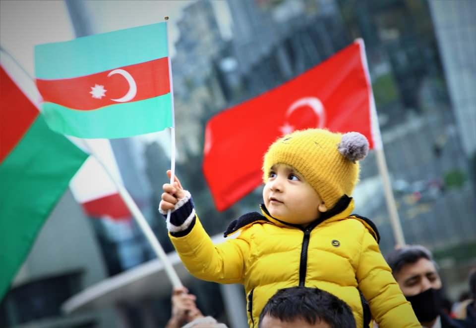<p>Azerbaycanlılar, 27 yıl Ermenistan'ın esaretinde kalan Kelbecer bölgesinin işgalden kurtarılmasını kutlamak ve şehitleri anmak için Bakü Şehitler Hıyabanı'na akın etti. </p>

<p> </p>
